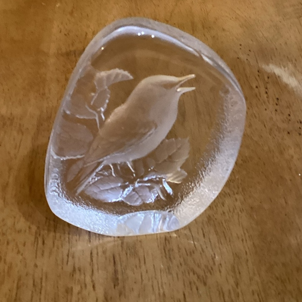 623. MATS JONASSON SWEDEN CRYSTAL ETCHED PAPERWEIGHT